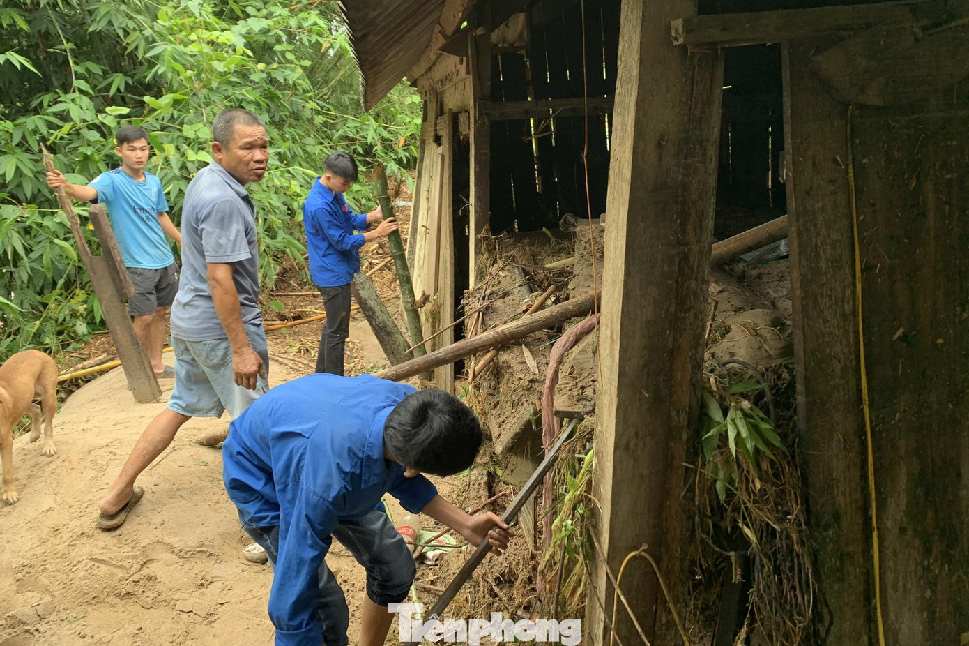 Đoàn viên thanh niên tích cực giúp người dân dọn dẹp, khắc phục sau lũ.