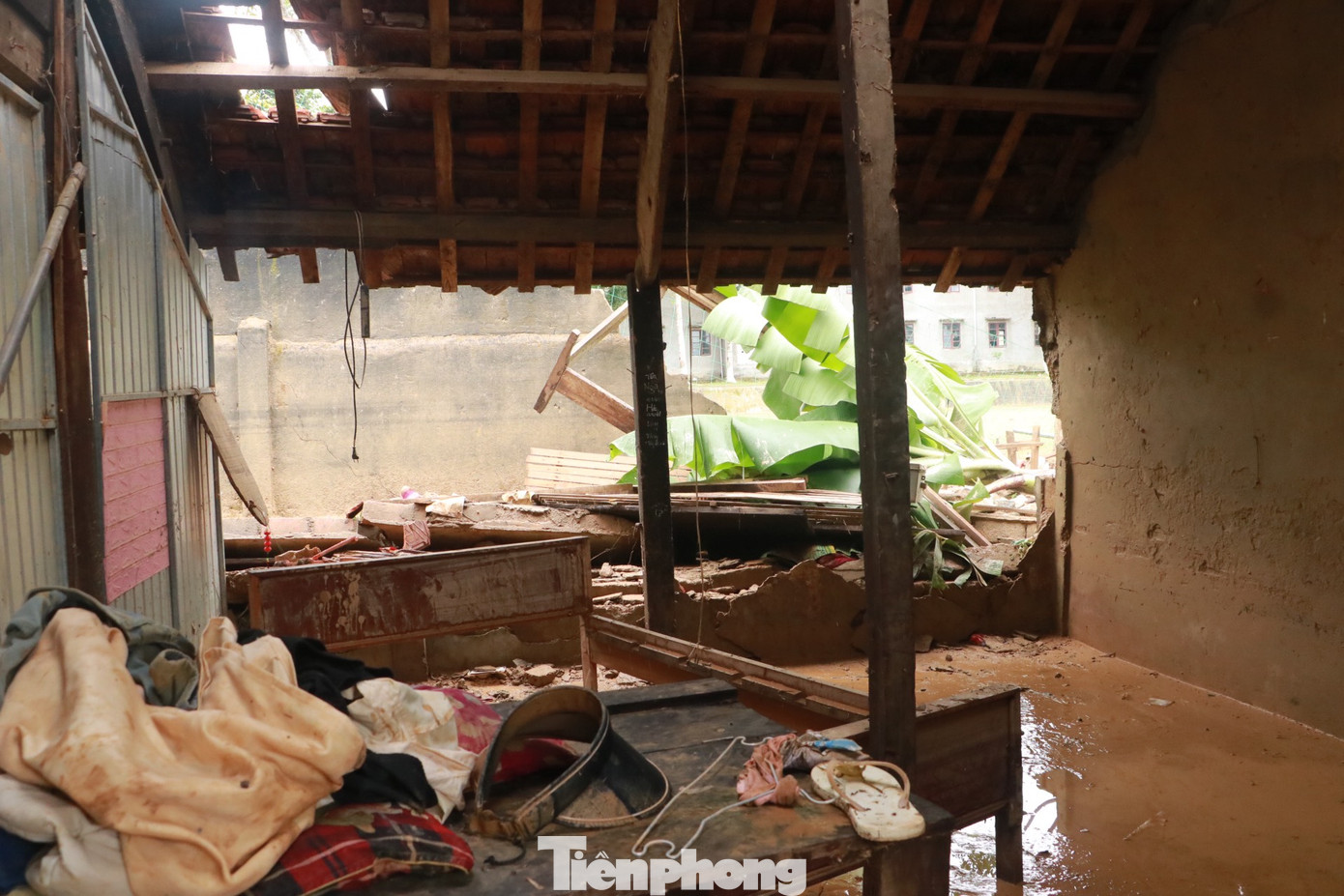 Nhiều bức tường của dãy nhà trọ hư hỏng sau trận lũ Nhiều bức tường của dãy nhà trọ hư hỏng sau trận lũ