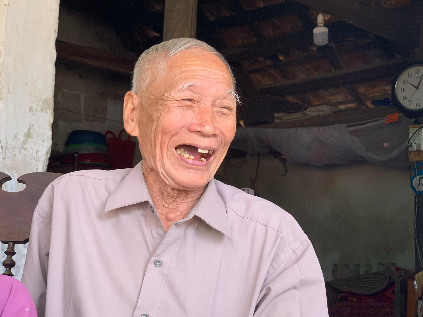 Cụ Phan Văn Phiên vui vẻ chia sẻ về bí quyết sống khoẻ.