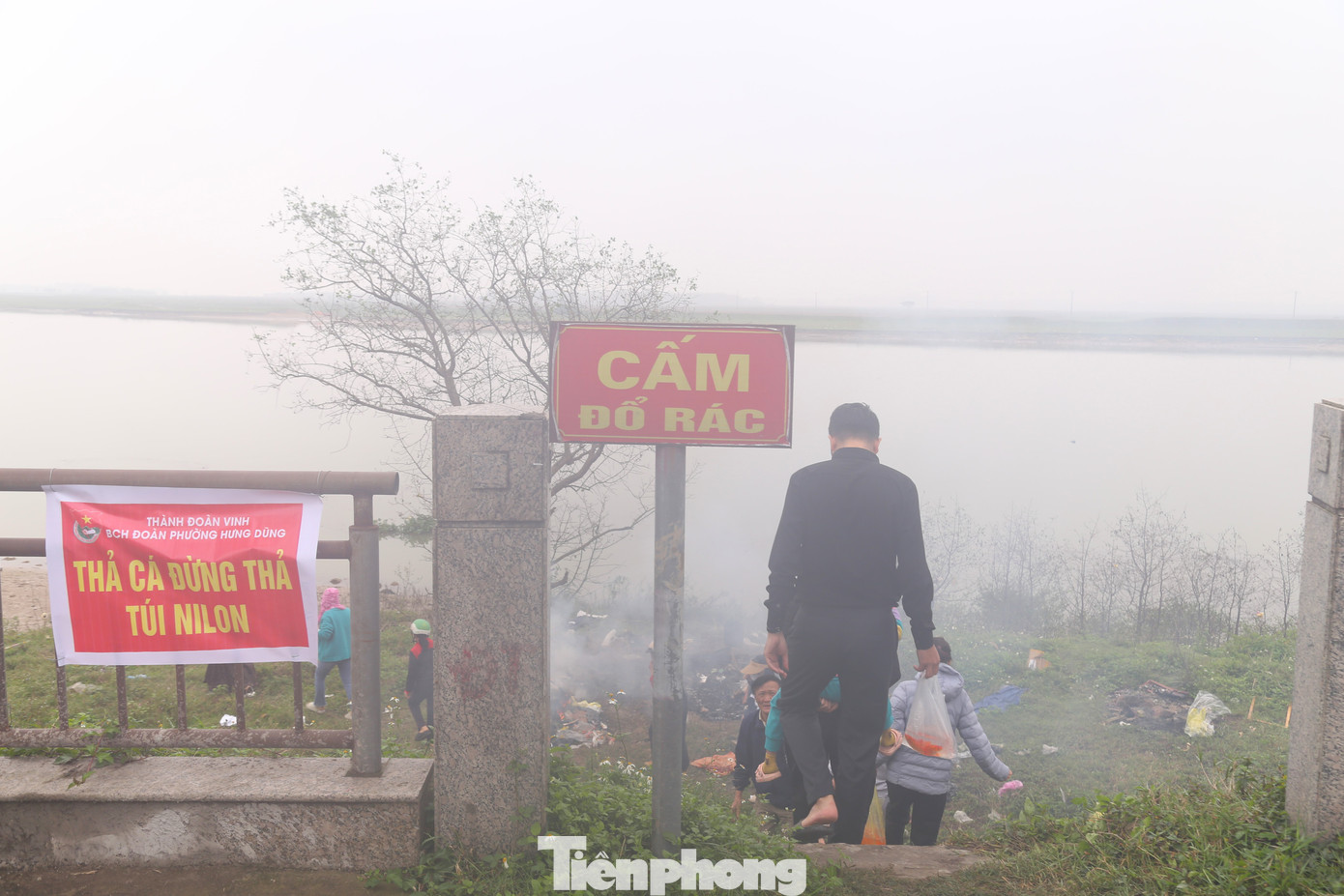 Mặc dù có biển cấm đổ rác nhưng túi nilon đựng cá chép bỏ lại tại các điểm thả cá chất thành đống. Thậm chí, túi nilon được đốt gây ô nhiễm môi trường.