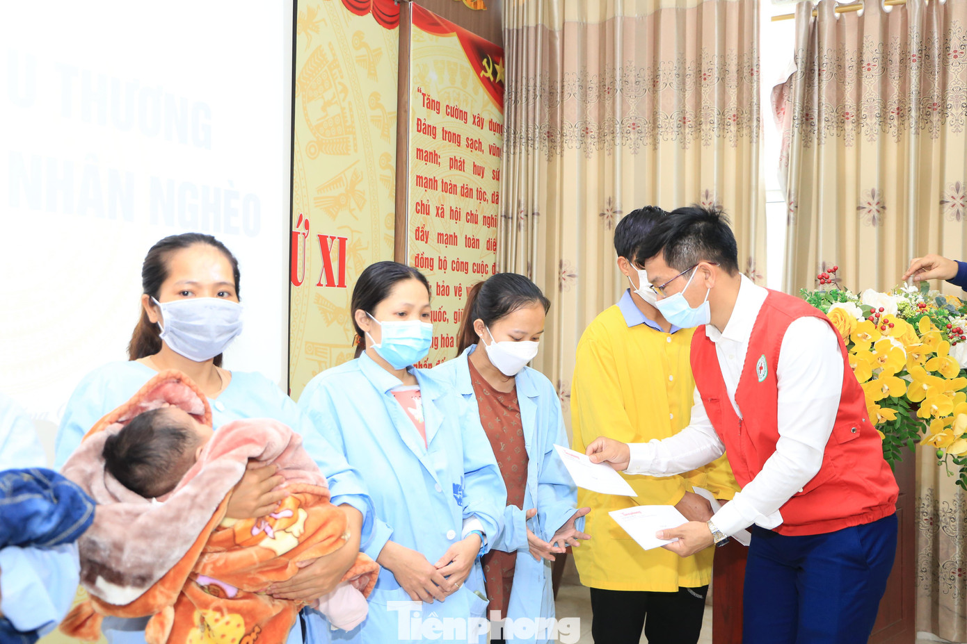 Đại diện Hội chữ thập đỏ tỉnh Nghệ An trao quà cho bệnh nhân