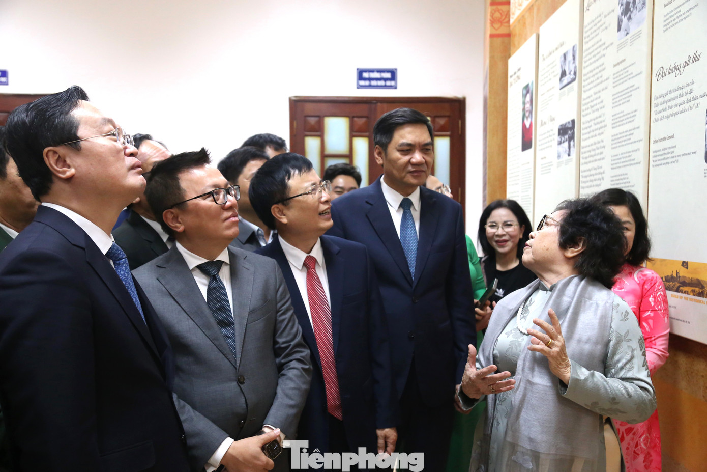 Ông Lê Quốc Minh - Tổng Biên tập báo Nhân Dân, Phó trưởng Ban Tuyên giáo Trung ương, Chủ tịch Hội Nhà báo Việt Nam cùng lãnh đạo tỉnh Nghệ An nghe giới thiệu các bài thơ, diễn ca về Đại tướng Võ Nguyên Giáp