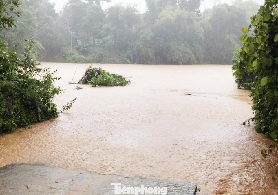 Đường kết hợp tràn bị ngập cục bộ do mưa lớn