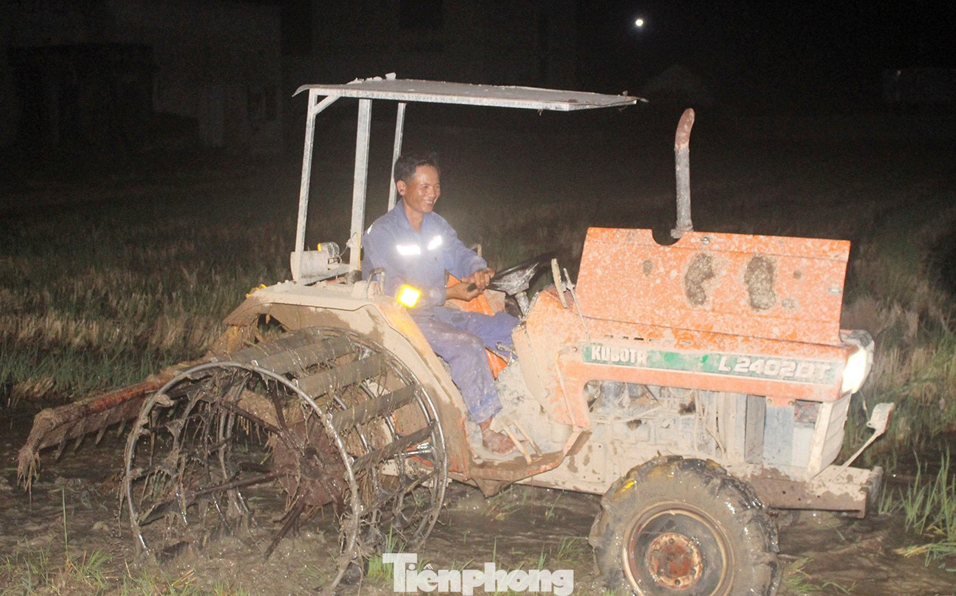 Do nắng nóng kéo dài, để kịp thời gian vụ mùa, bà con nông dân chọn phương pháp ra đồng làm đất, cấy lúa đêm để tránh nắng.