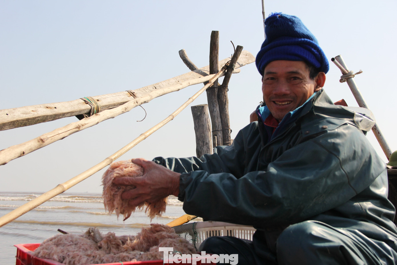 Ông Oánh phấn khởi sau chuyến biển với 2 tạ ruốc.