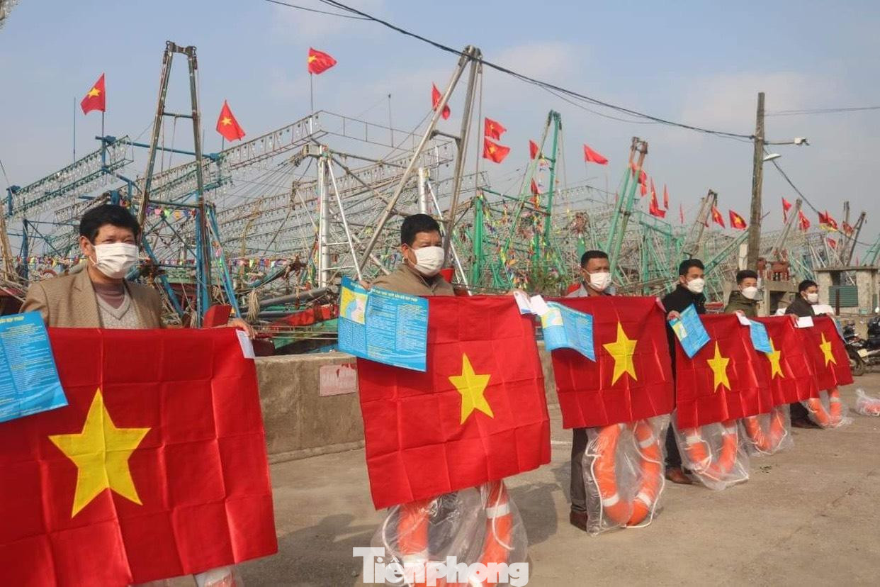 Tại các địa phương ven biển có, việc treo cờ Tổ quốc được tiến hành trên các tuyến đường địa phương và triển khai trên mỗi tàu thuyền.