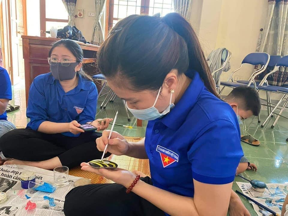 Với tinh thần xung kích của tuổi trẻ, các bạn đoàn viên thanh niên đã miệt mài chế tác những tác phẩm từ đá. Những bức hình ngộ nghĩnh, đáng yêu nhưng không kém phần thẩm mỹ.