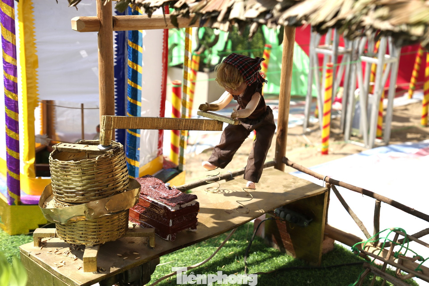 Các hoạt động sản xuất đặc trưng của người dân xã Nghi Thái như cưa gỗ, bổ củi, xay lúa... được tái hiện bằng tre. Với việc sử dụng con quay nước, các mô hình này có thể chuyển động, gây tò mò, thích thú cho khách tham quan.