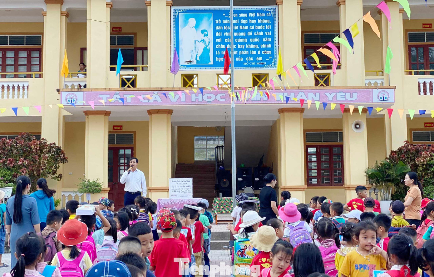 Trận lũ quét kinh hoàng xảy ra vào rạng sáng 2/10 trên địa bàn huyện Kỳ Sơn (Nghệ An) đã gây thiệt hại nặng nề về tài sản. Nhiều ngôi trường bị lũ tàn phá tan hoang. Nhằm chia sẻ với những khó khăn, mất mát của học sinh vùng lũ, Liên đội Trường Tiểu học Tân Thành (huyện Yên Thành) đã kêu gọi các em học sinh trong trường quyên góp các cuốn vở viết để gửi tặng.