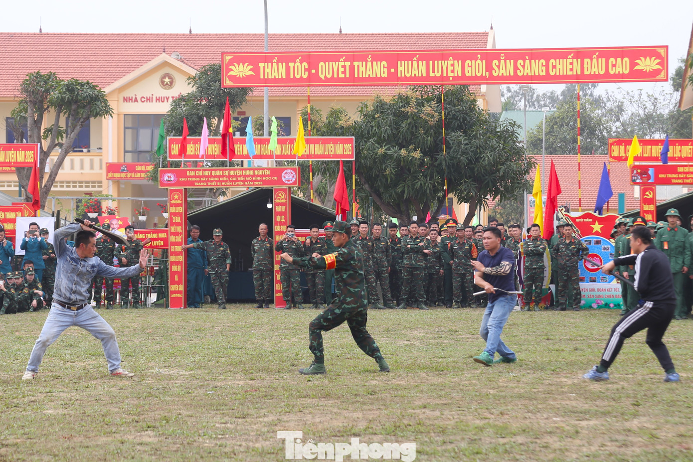 Biểu diễn tình huống đấu tranh, đánh bắt tội phạm ma tuý có vũ khí nóng.