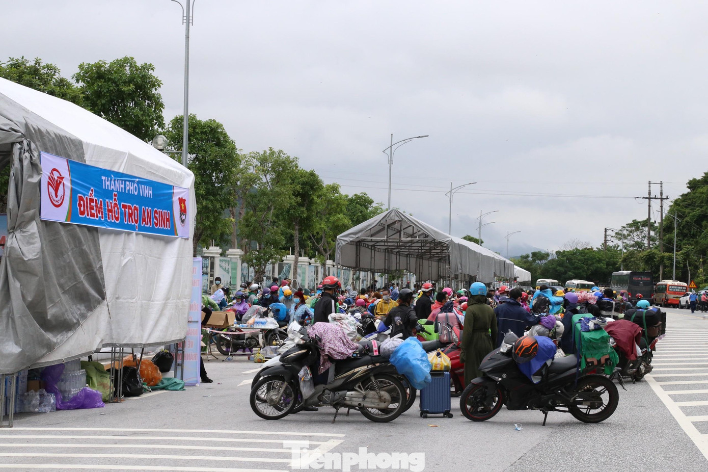 Hàng nghìn người đi xe máy về qua chốt cầu Bến Thủy