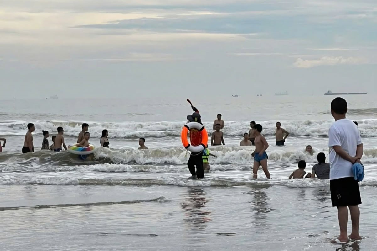 Người dân tắm biển Cửa Lò lúc sáng sớm. Người dân tắm biển Cửa Lò lúc sáng sớm.