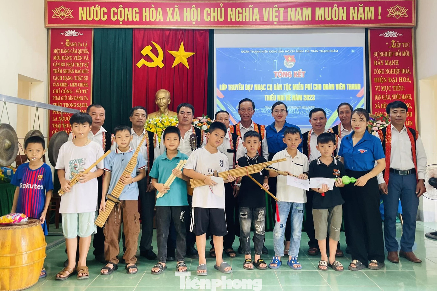 Lớp truyền dạy nhạc cụ dân tộc miễn phí cho đoàn viên thanh niên.