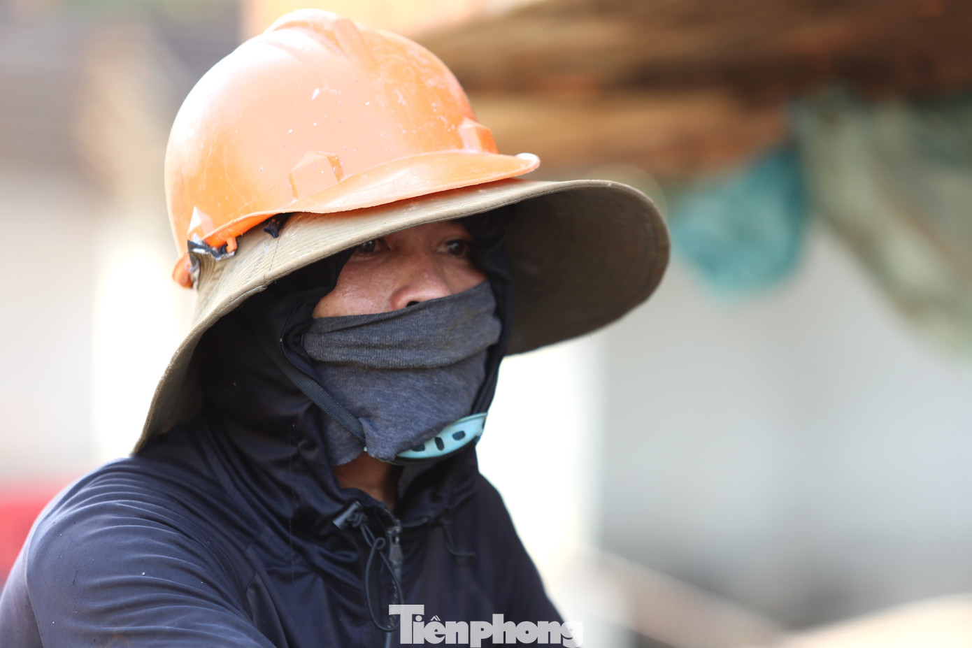 Bên cạnh tiếp nước, các công nhân thi công trên công trường còn tự trang bị nhiều đồ dùng để tránh nắng mũ vành, khăn bịt mặt…