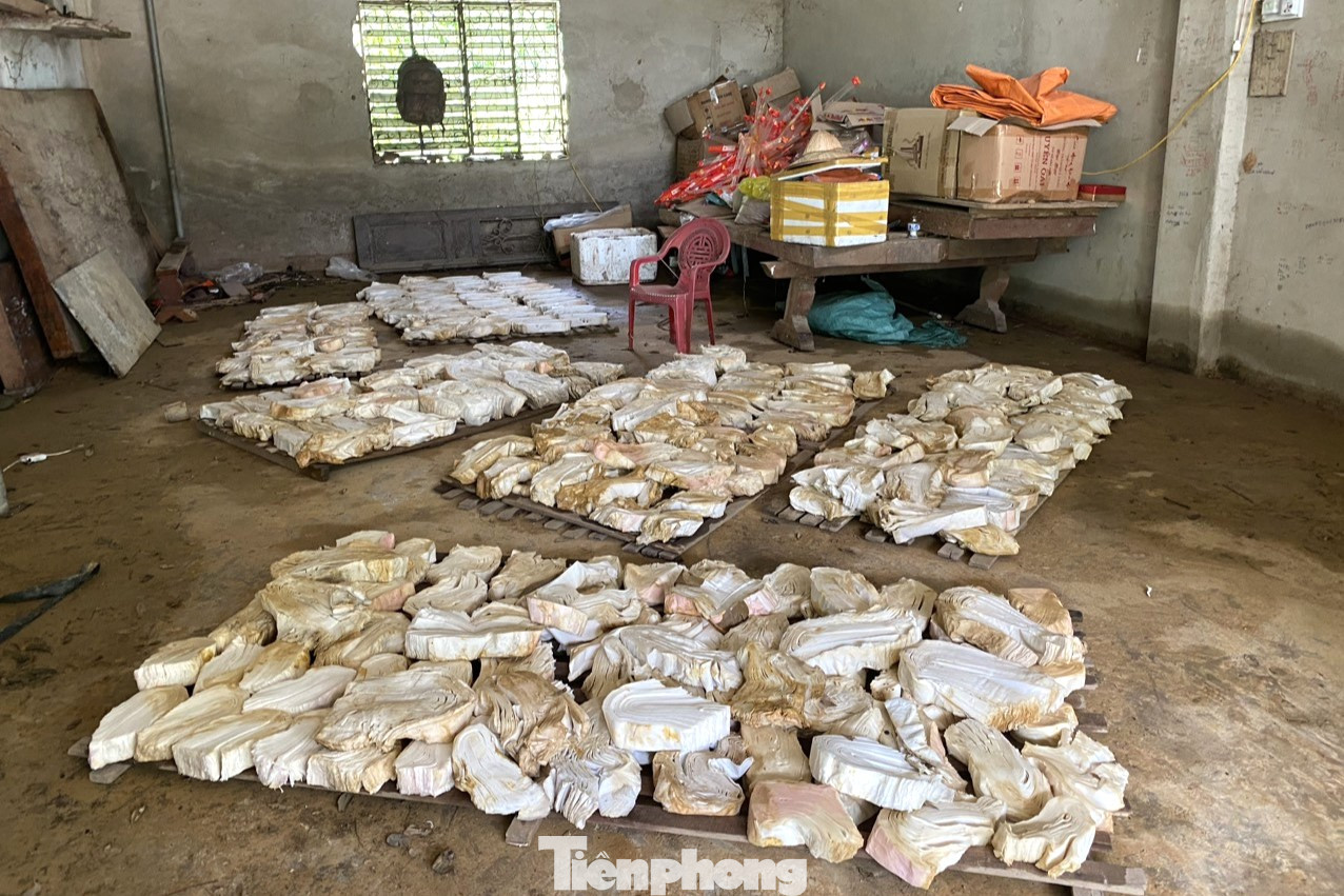 Ngoài cây rễ hương bị héo rũ, người làm hương nơi đây đang đối mặt với khó khăn “kép” khi các vật dụng, đồ nghề, nguyên liệu làm hương bị ẩm ướt, hư hỏng.