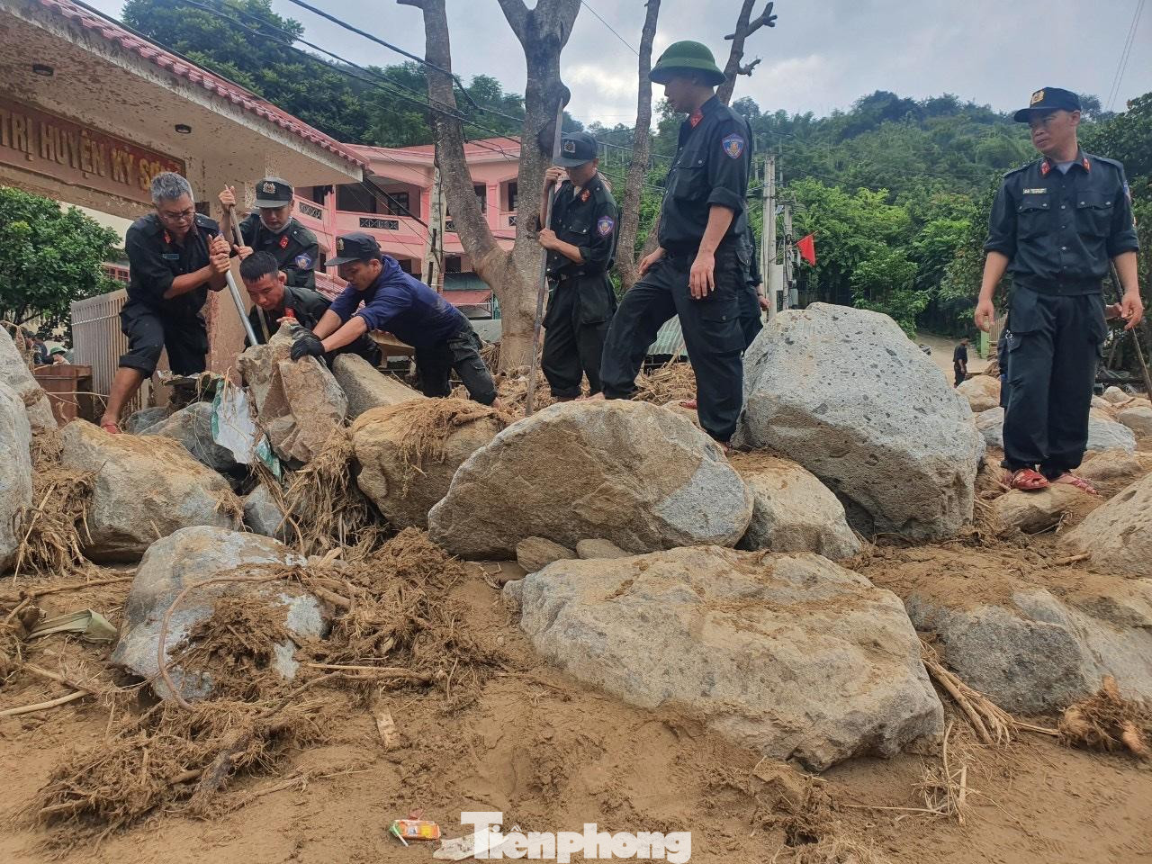 Hai ngày qua, 100 cán bộ chiến sĩ Trung đoàn CSCĐ Bắc Trung Bộ, Bộ tư lệnh CSCĐ cùng với chính quyền địa phương, các lực lượng đã nỗ lực khắc phục hậu quả do trận lũ quét gây ra. Hai ngày qua, 100 cán bộ chiến sĩ Trung đoàn CSCĐ Bắc Trung Bộ, Bộ tư lệnh CSCĐ cùng với chính quyền địa phương, các lực lượng đã nỗ lực khắc phục hậu quả do trận lũ quét gây ra.