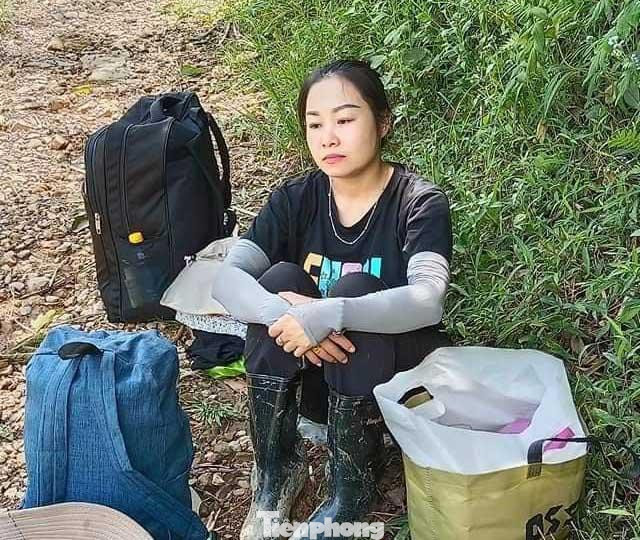 Tranh thủ nghỉ ngơi sau khi vượt qua chặng đường gian nan cả chục cây số