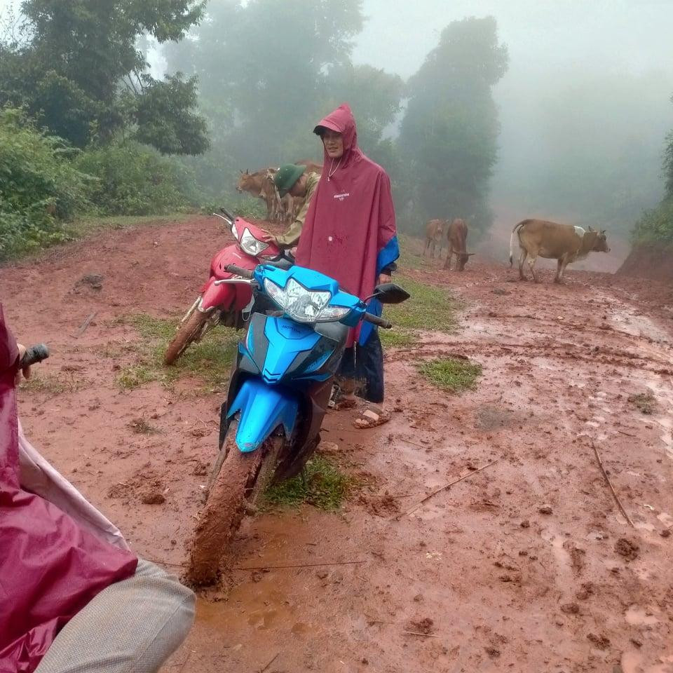 Giáo viên mặc áo mưa, lội bùn vào tận bản vận động học sinh đến lớp
