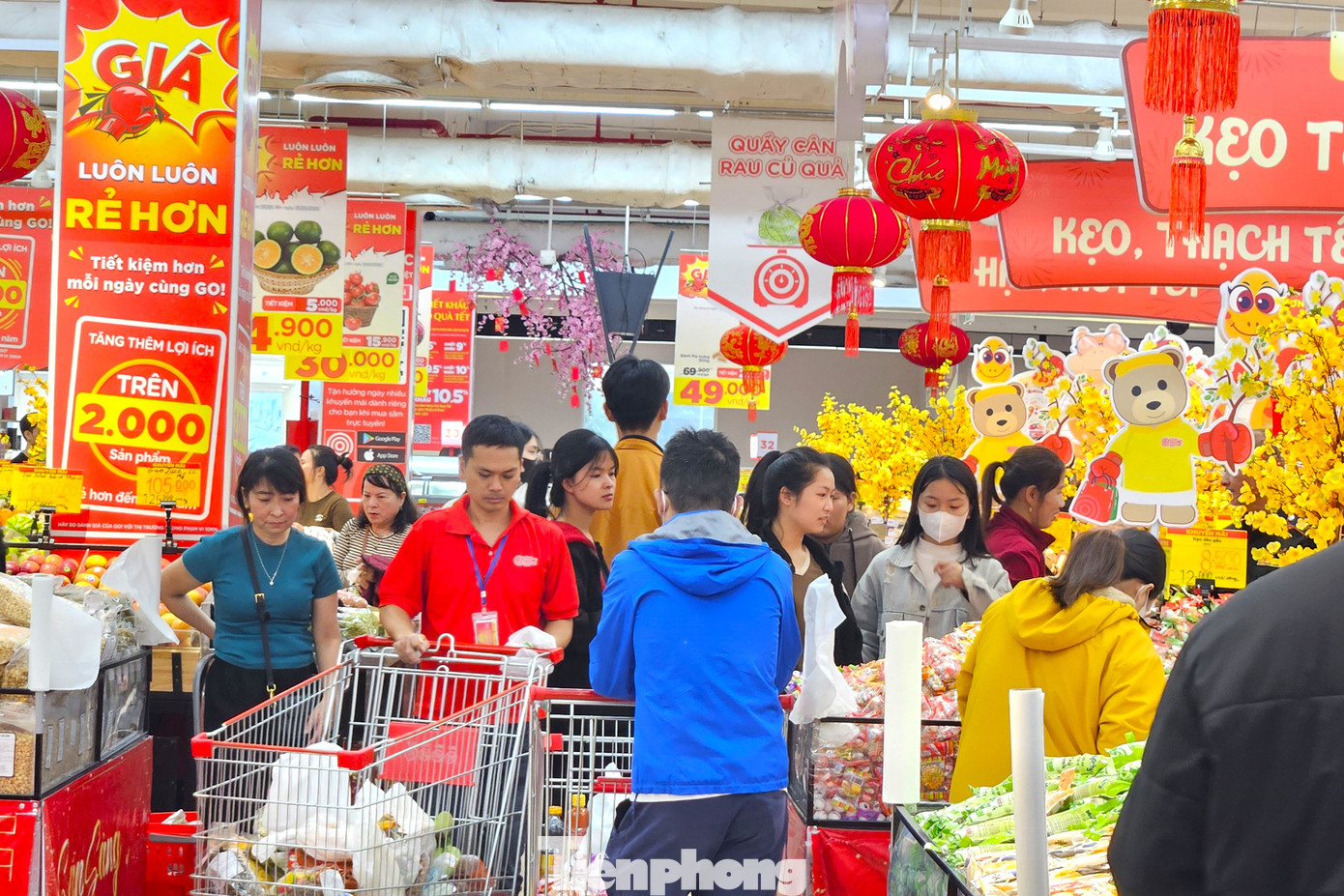 Trên kệ trưng bày nhiều sản phẩm hết hàng, nhân viên siêu thị phải liên tục bổ sung, giúp hoạt động mua hàng không bị gián đoạn.