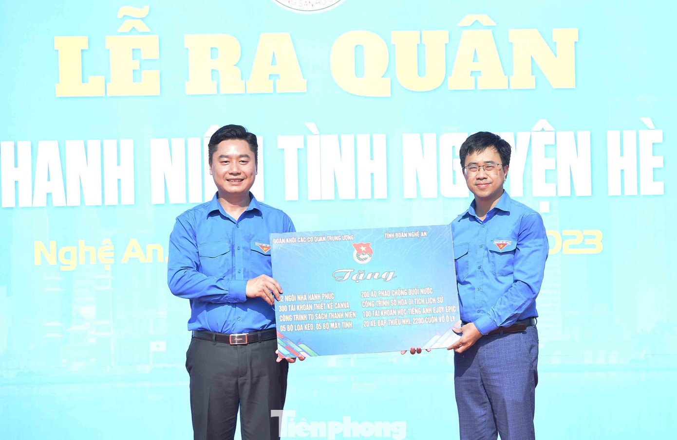 Tại Lễ ra quân, Đoàn Khối các cơ quan Trung ương trao tặng 2 ngôi nhà hạnh phúc và nhiều công trình, suất quà ý nghĩa tới người dân trên địa bàn tỉnh Nghệ An. Tại Lễ ra quân, Đoàn Khối các cơ quan Trung ương trao tặng 2 ngôi nhà hạnh phúc và nhiều công trình, suất quà ý nghĩa tới người dân trên địa bàn tỉnh Nghệ An.