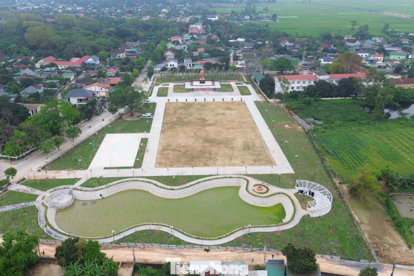 Lễ hội Làng Sen năm 2025 diễn ra từ ngày 4 - 19/5, tại TP Vinh và huyện Nam Đàn (Nghệ An), chào mừng kỷ niệm 135 năm ngày sinh Chủ tịch Hồ Chí Minh (19/5/1890 - 19/5/2025). Trong khuôn khổ lễ hội, tỉnh Nghệ An phối hợp Bộ Văn hóa thể thao và Du lịch, Bộ Công an tổ chức khánh thành tượng đài “Bác Hồ về thăm quê” đặt tại xã Kim Liên, huyện Nam Đàn. Lễ hội Làng Sen năm 2025 diễn ra từ ngày 4 - 19/5, tại TP Vinh và huyện Nam Đàn (Nghệ An), chào mừng kỷ niệm 135 năm ngày sinh Chủ tịch Hồ Chí Minh (19/5/1890 - 19/5/2025). Trong khuôn khổ lễ hội, tỉnh Nghệ An phối hợp Bộ Văn hóa thể thao và Du lịch, Bộ Công an tổ chức khánh thành tượng đài “Bác Hồ về thăm quê” đặt tại xã Kim Liên, huyện Nam Đàn.