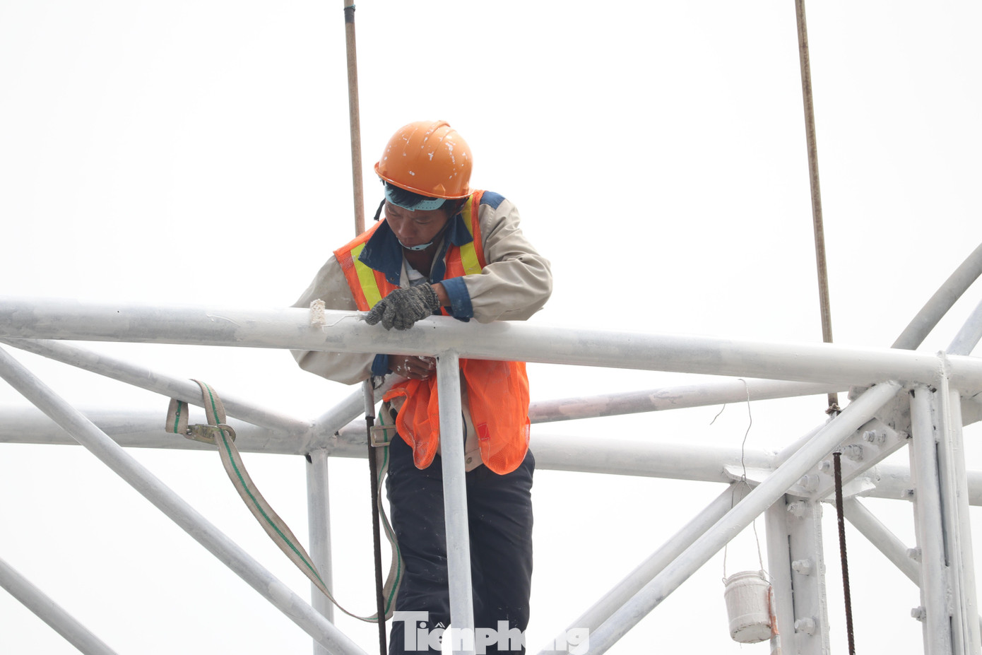 Công nhân khẩn trương thi công các hạng mục tân trang thị xã Cửa Lò, chuẩn bị cho mùa du lịch hè 2022.