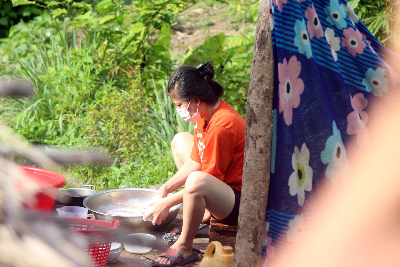 Xã Hữu Khuông đã trưng dụng 3 nhà sàn làm nơi cách ly cho 13 người về từ vùng dịch, số còn lại cách ly tại nhà văn hóa cộng đồng của các bản. Mỗi nhà sẽ cách ly từ 2 - 3 người, chủ yếu là những người trong một gia đình hoặc đi làm ăn chung với nhau trở về bản.