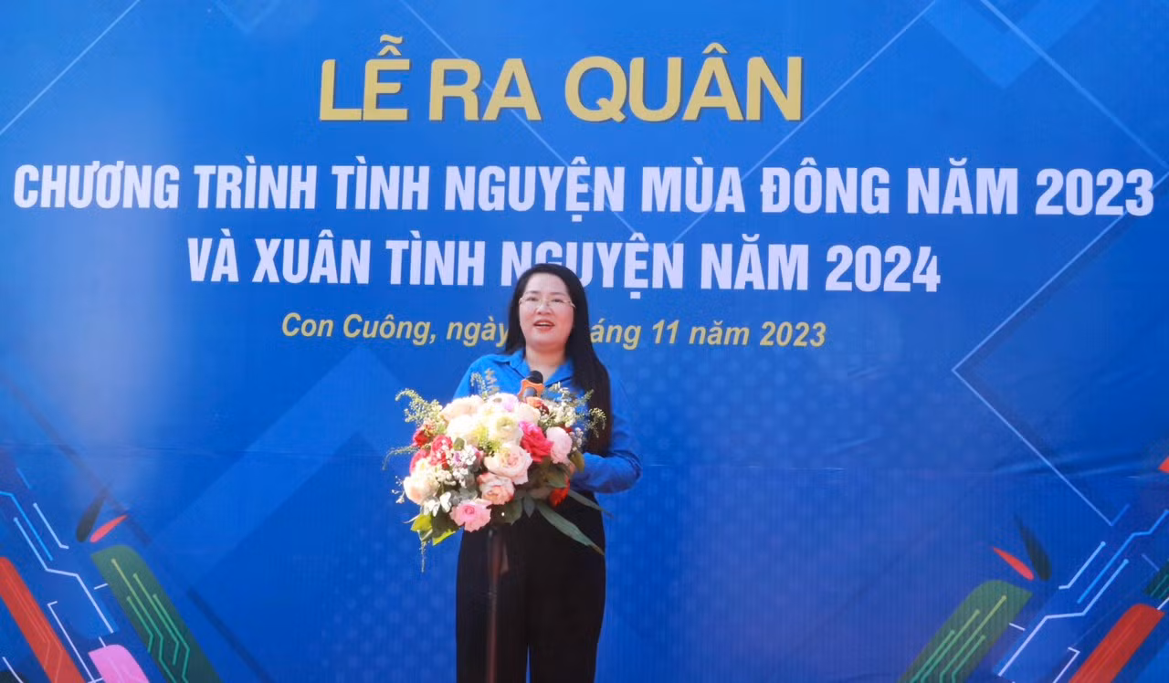 Chị Nguyễn Thị Phương Thúy – Phó Bí thư Tỉnh Đoàn, Chủ tịch Hội Liên hiệp thanh niên tỉnh Nghệ An phát biểu tại Lễ ra quân.