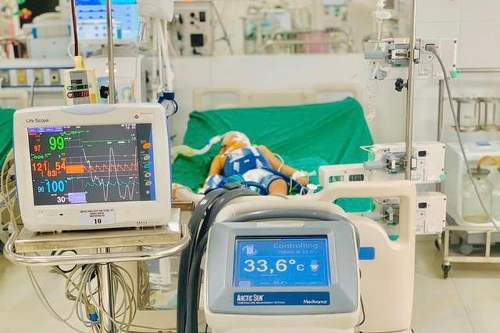 Các bác sĩ đã áp dụng các can thiệp hồi sức chuyên sâu cho bé, đặc biệt là kỹ thuật hạ thân nhiệt chỉ huy.