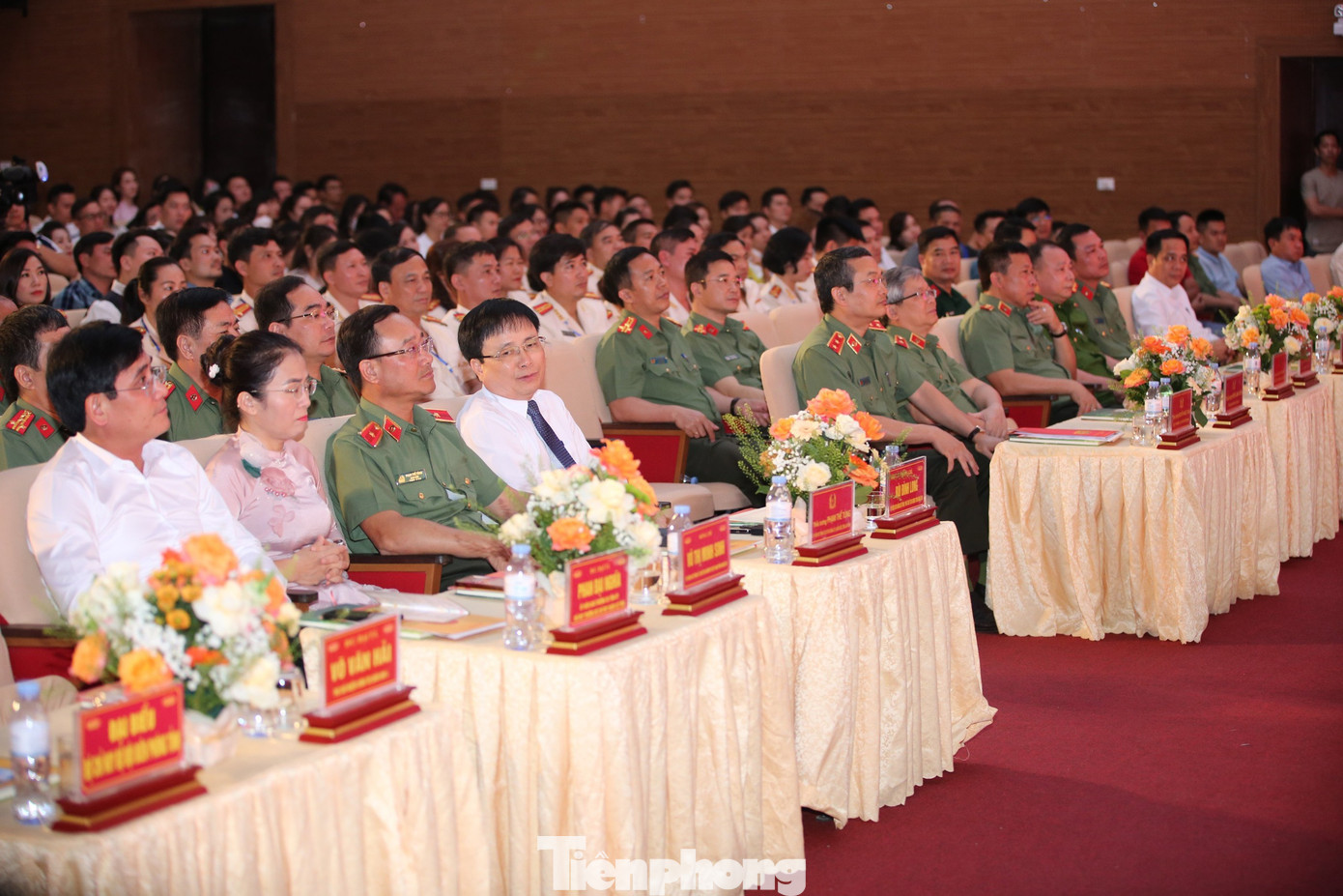 Các đại biểu dự lễ khai mạc.