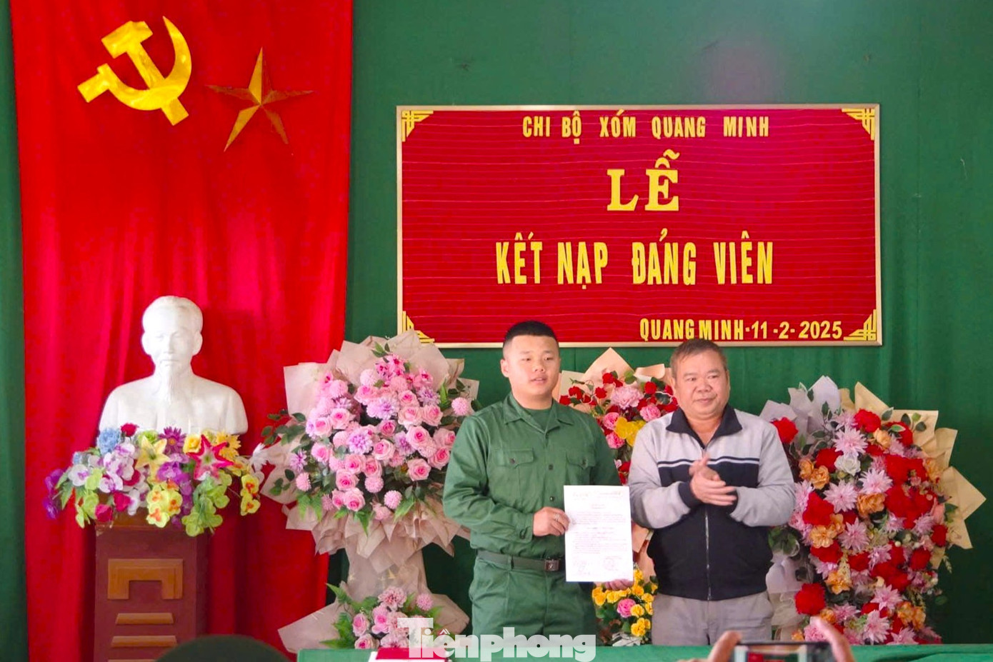 Nhiều thanh niên tự hào được kết nạp vào Đảng trước khi nhập ngũ. Nhiều thanh niên tự hào được kết nạp vào Đảng trước khi nhập ngũ.