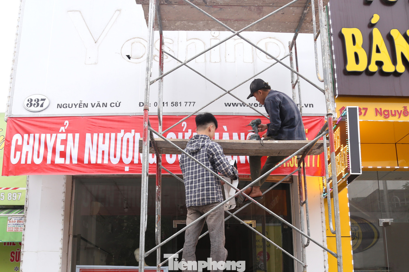 Chị Nguyễn Nhung - chủ một shop quần áo tại đường Nguyễn Văn Cừ - cho biết: “Đường Nguyễn Văn Cừ có giá đất thuộc top đắt nhất thành phố Vinh, trước đây kinh doanh rất sầm uất với rất nhiều loại hàng hóa, dịch vụ thu hút đông khách hàng. Nhưng khoảng 2 năm trở lại đây, hầu hết các cơ sở kinh doanh dịch vụ rơi vào tình trạng vắng khách”.