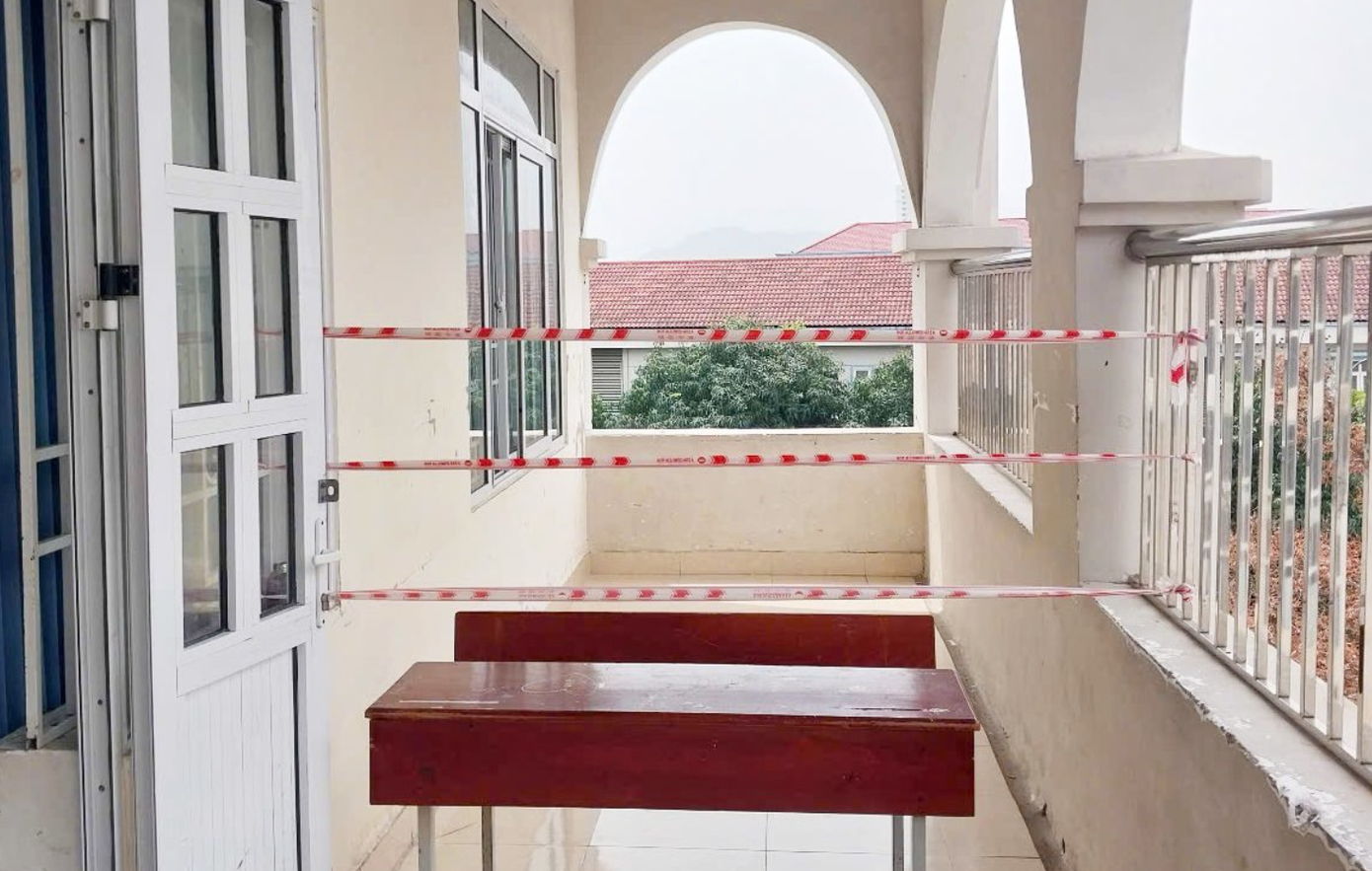 Khu vực rơi lan can tầng 4 đang được niêm phong Khu vực rơi lan can tầng 4 đang được niêm phong