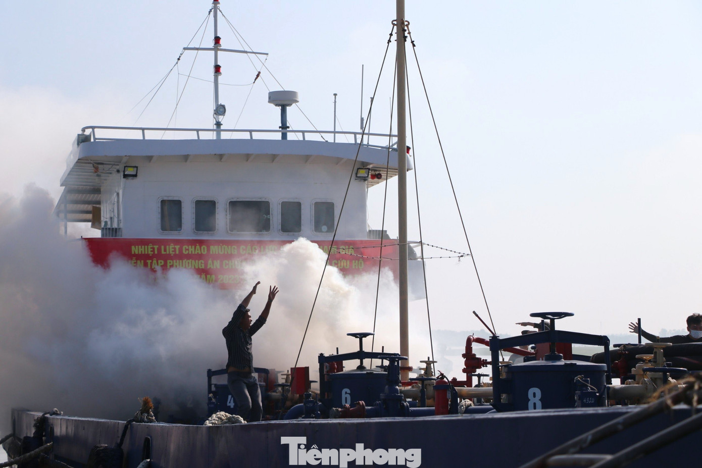 Sáng 3/10, UBND tỉnh Nghệ An tổ chức Diễn tập phương án chữa cháy và cứu nạn, cứu hộ tại Cảng xăng dầu Bến Thủy. Tình huống đặt ra, Tàu chở dầu mang số hiệu SG: 9716 tải trọng 1.000 tấn dầu vừa tiếp nhận xăng, dầu từ kho xăng dầu Bến Thủy tại khu vực cầu cảng. Trong lúc khởi động để rời cảng, tại khoang động cơ bị chập điện, gây cháy.