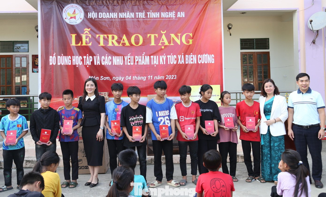 Trao tặng 10 suất quà cho 10 em học sinh có hoàn cảnh khó khăn, vươn lên trong học tập, đạt thành tích xuất sắc. Trao tặng 10 suất quà cho 10 em học sinh có hoàn cảnh khó khăn, vươn lên trong học tập, đạt thành tích xuất sắc.