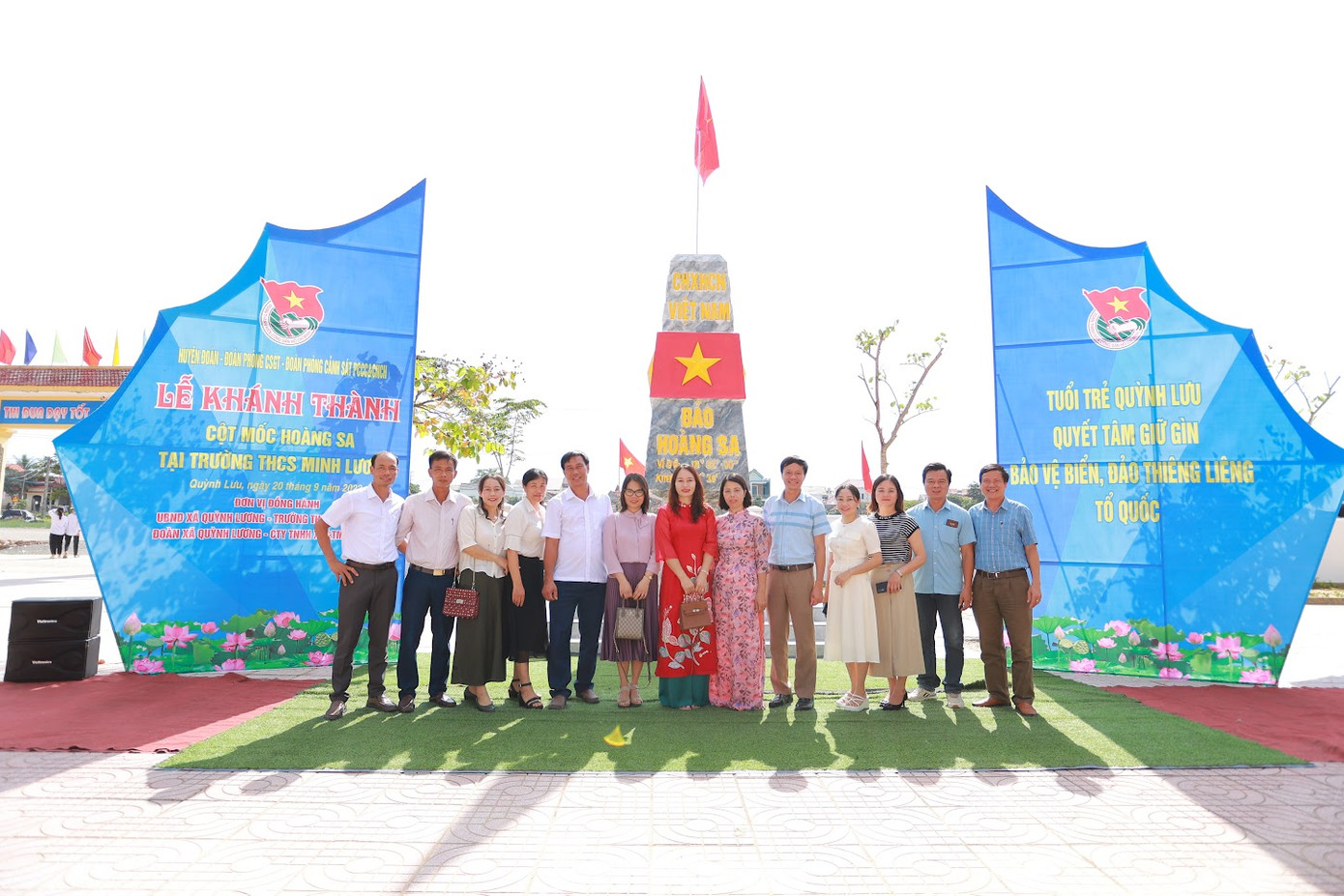 Tập thể giáo viên trường THCS Minh Lương bên công trình cột mốc Hoàng Sa.