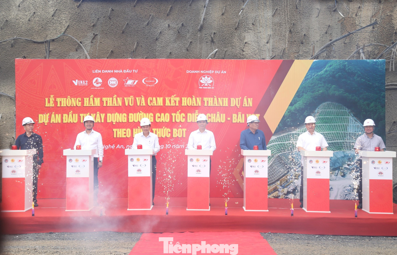 Theo Công ty CP đầu tư Phúc Thành Hưng (Doanh nghiệp dự án), hai mũi đào từ đường bắc và nam của hầm bên phải, tính theo hướng Bắc - Nam đã hợp long với độ chính xác tuyệt đối. Việc thông hầm có ý nghĩa quan trọng, sau thời điểm này công tác điều phối nhân sự, phương tiện, vật tư vật liệu có thể đi xuyên qua hầm mà không phải di chuyển bằng đường công vụ, góp phần đẩy nhanh tiến độ thi công hầm Thần Vũ cũng như toàn dự án cao tốc. Trong ảnh, các đại biểu thực hiện nghi thức thông hầm Thần Vũ.