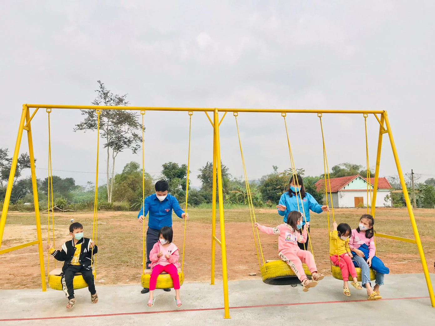 Xây dựng và trao tặng "Sân chơi thiếu nhi" Xây dựng và trao tặng "Sân chơi thiếu nhi"