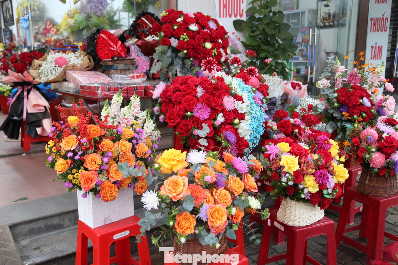 Chị Nguyễn Thị Trang - chủ shop hoa quà tặng trên đường Lê Hồng Phong (TP Vinh) cho biết: “Hầu hết khách quen nên đều lựa chọn mua hàng qua Facebook của shop. Lượng khách mua hoa, quà qua kênh này chiếm đến 70% đơn hàng. Shop bố trí 2 nhân viên check tin nhắn, tư vấn khách hàng và chốt đơn”.