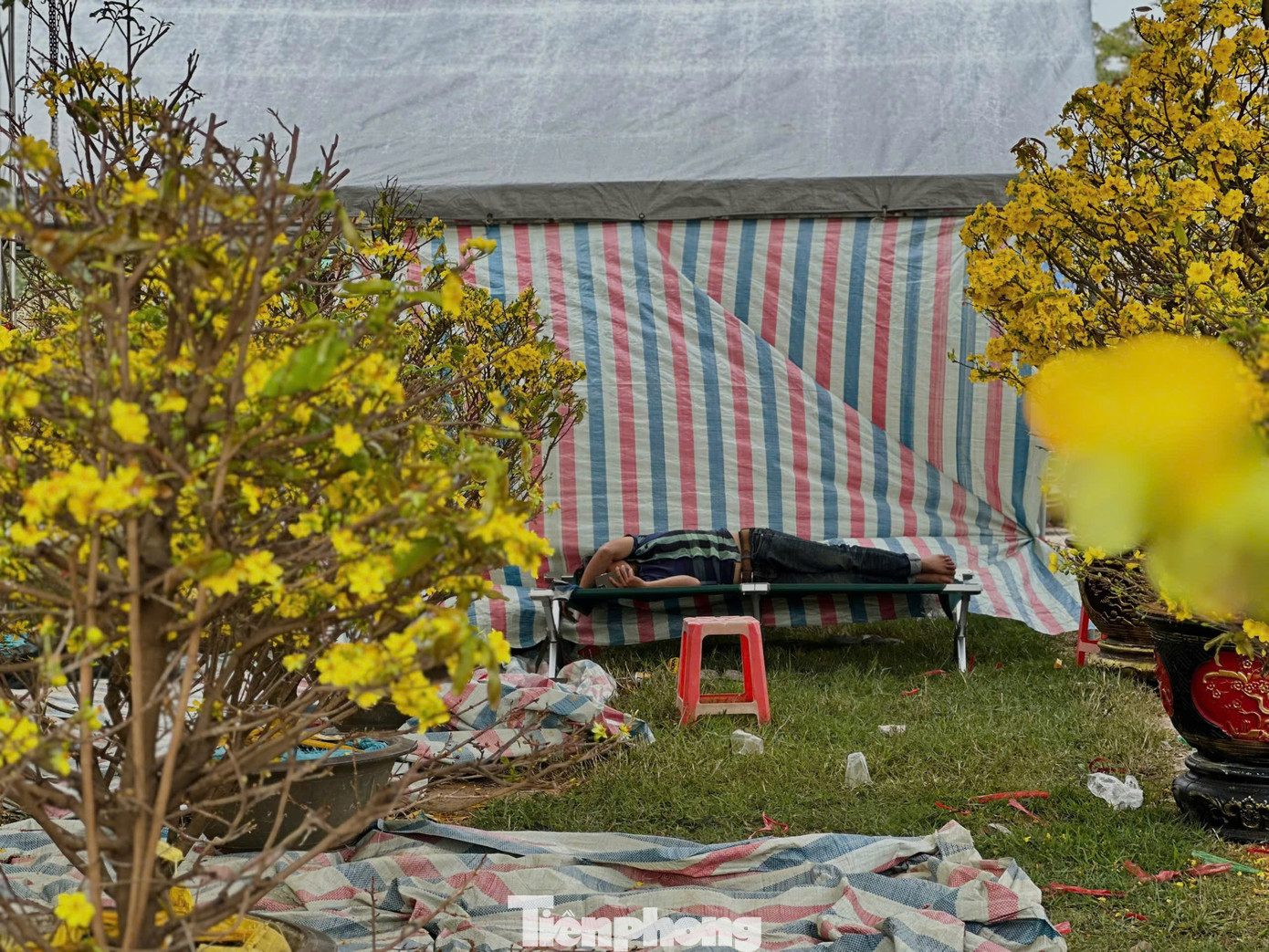 Tại Hà Tĩnh, không khí buôn bán trầm lắng. Các tiểu thương ngồi chờ đợi suốt nhiều giờ nhưng lác đác chỉ vài khách ghé qua.