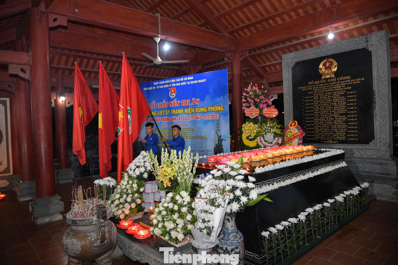 Lễ thắp nến tri ân các anh hùng liệt sỹ tại Khu di tích lịch sử Quốc gia Truông Bồn. (Ảnh: TH)