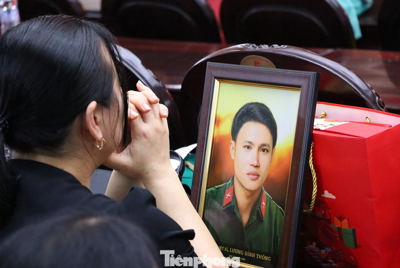 Thân nhân các liệt sĩ xúc động ngắm bức di ảnh được phục dựng màu.