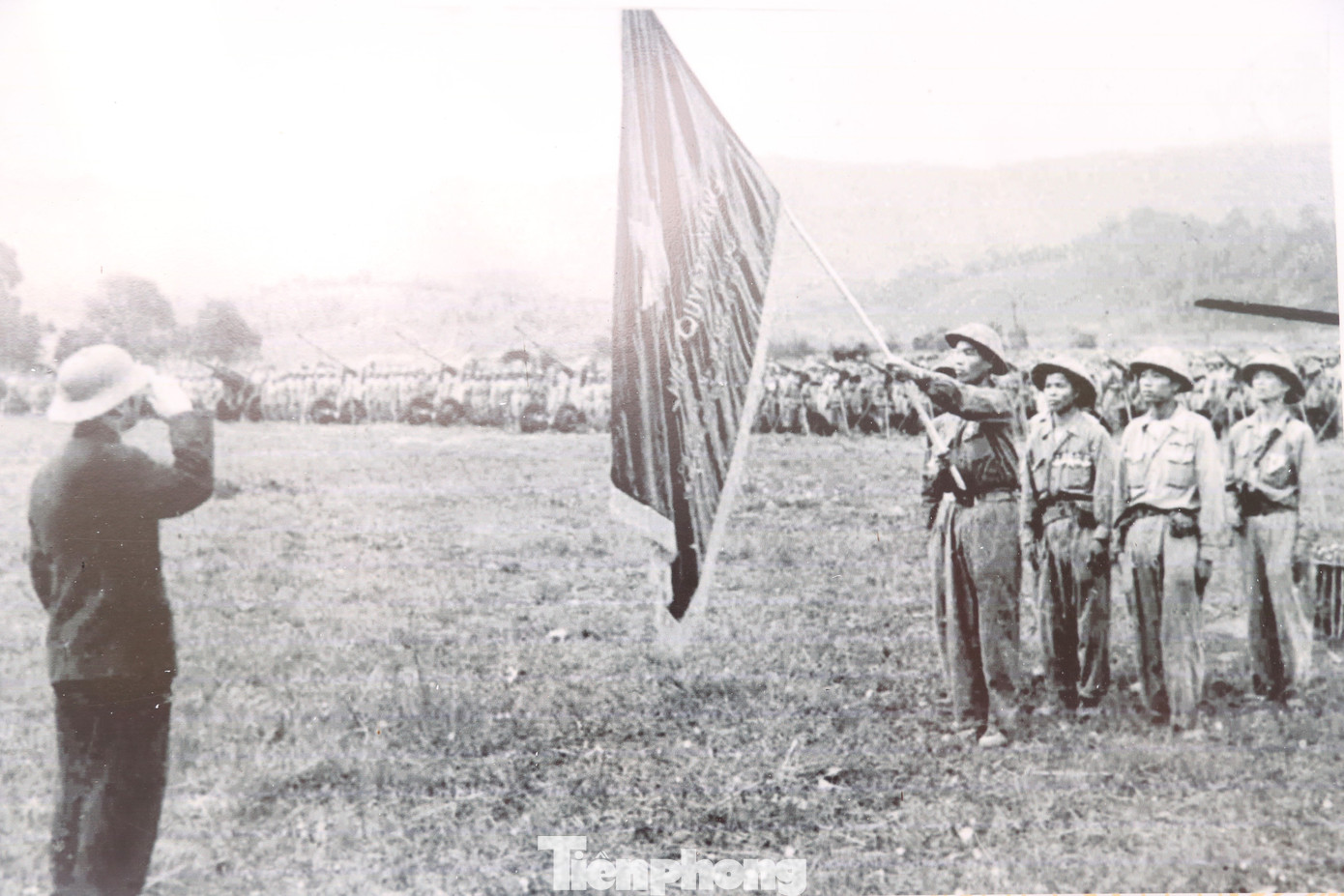 Những bức ảnh lịch sử ghi lại khoảnh khắc hào hùng của quân và dân ta trong thời kỳ kháng chiến cứu nước, tạo nên chiến thắng Điện Biên Phủ “lừng lẫy năm châu, chấn động địa cầu”.