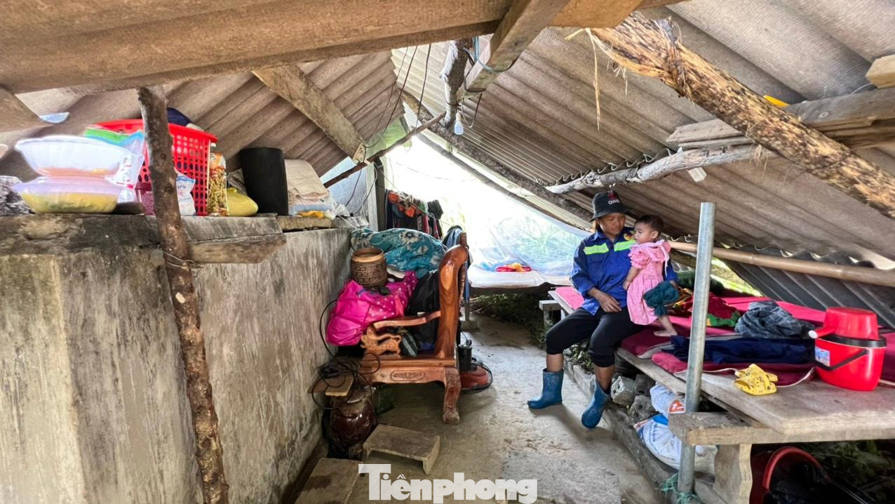 Những căn lều tạm tránh mưa, núi lở