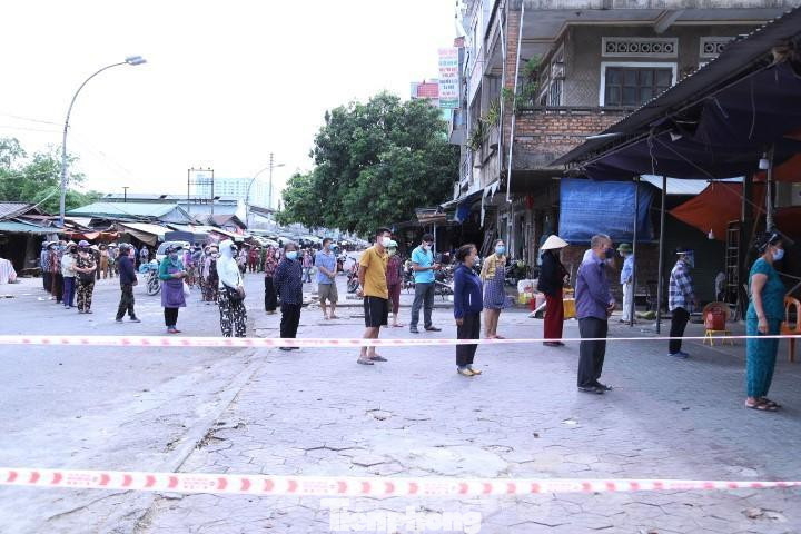 Trước đó, từ trưa ngày 23/6, sau khi có thông tin một tiểu thương có kết quả xét nghiệm ban đầu dương tính với virus SARS-CoV-2, lực lượng chức năng phường Hồng Sơn, TP Vinh đã cho phong toả khu chợ, lập 8 chốt kiểm soát người ra vào xung quanh khu chợ và lấy mẫu xét nghiệm cho khoảng 500 tiểu thương nơi đây.