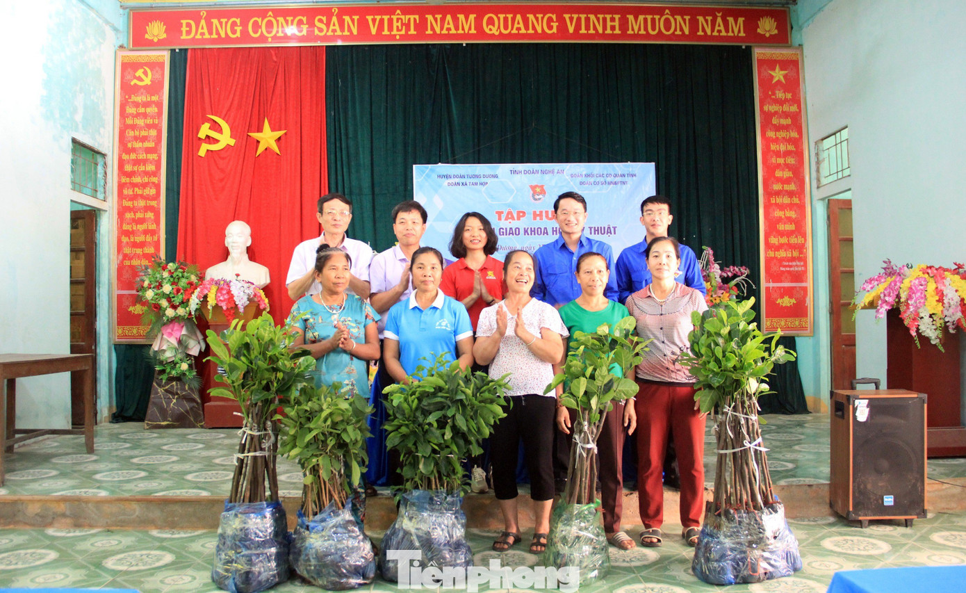 Tặng cây giống, chuyển giao khoa học kỹ thuật cho người dân.