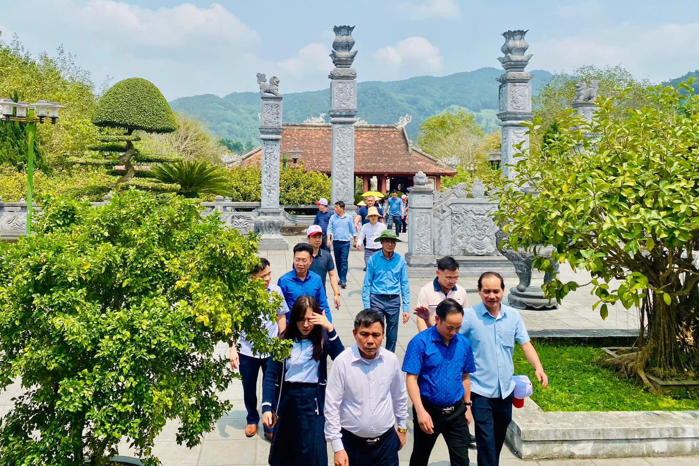 Khu di tích lịch sử quốc gia Truông Bồn nằm trên quốc lộ 15A, thuộc xã Mỹ Sơn, huyện Đô Lương, tỉnh Nghệ An. Nơi đây đã có 1.240 chiến sĩ hy sinh. Trong đó có 13 chiến sĩ thanh niên xung phong của tiểu đội 2, Đại đội 317 đã ngã xuống vì độc lập tự do của Tổ quốc vào sáng 31/10/1968. Dịp nghỉ lễ 30/4 và 1/5, đông đảo du khách đã hành hương về đây để tưởng nhớ, tri ân các anh hùng liệt sĩ.