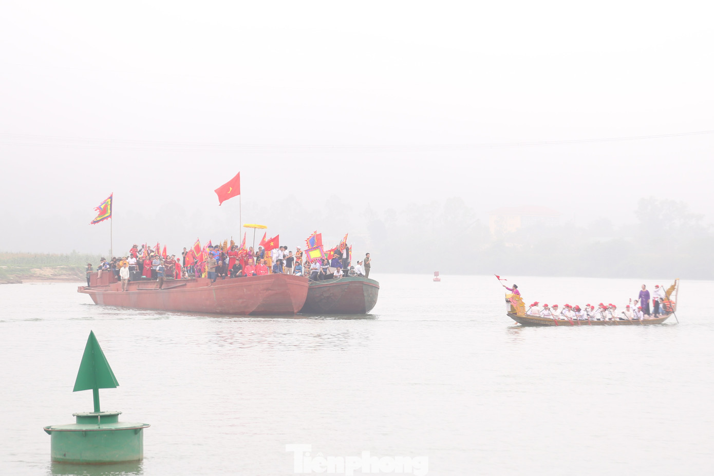 Khi đoàn thuyền đến khúc sông trước lăng mộ Vua Mai thì làm lễ múc nước Khi đoàn thuyền đến khúc sông trước lăng mộ Vua Mai thì làm lễ múc nước