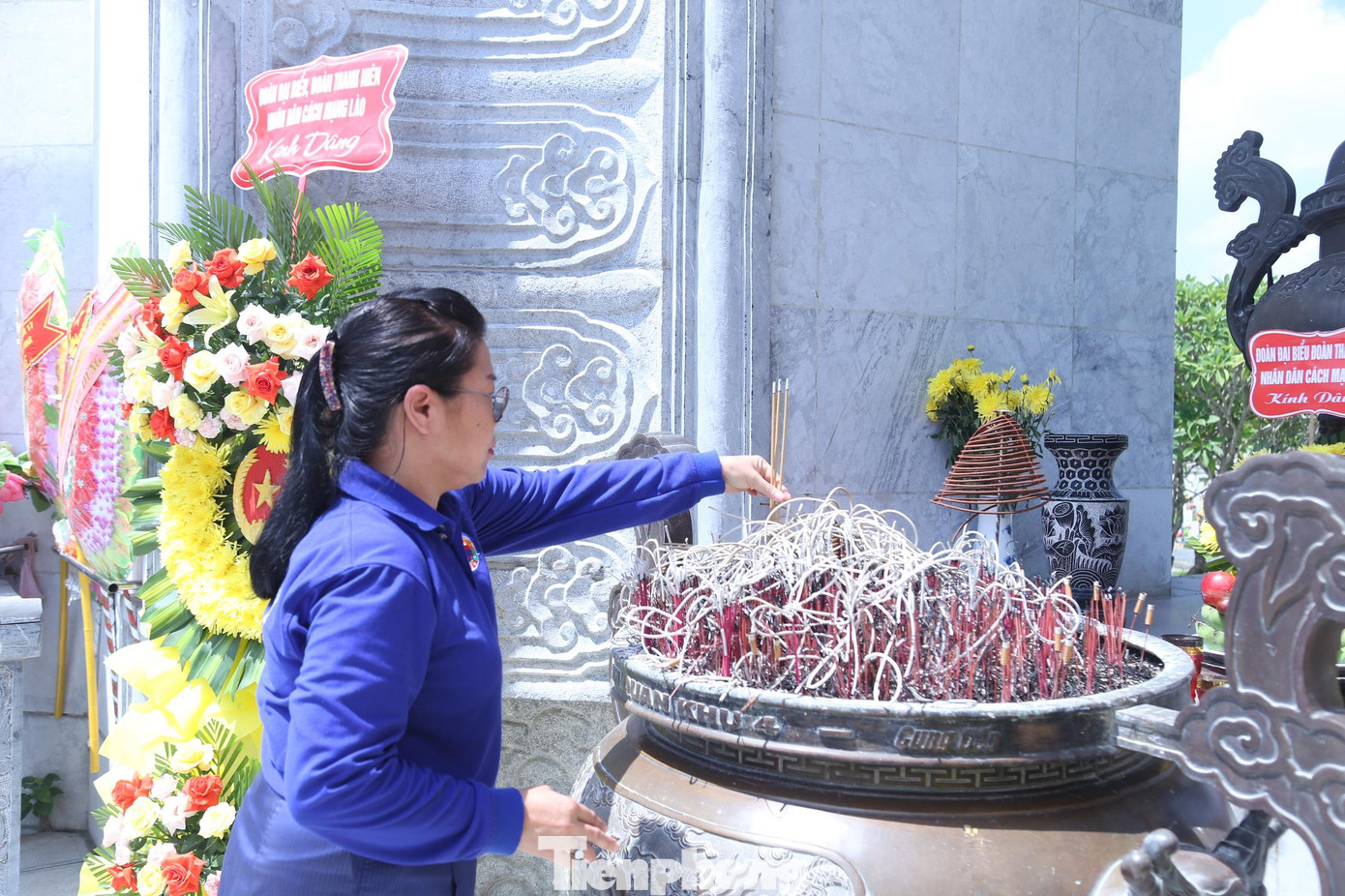 Nghĩa trang Liệt sĩ quốc tế Việt - Lào được xây dựng từ năm 1976, trên diện tích gần 7 ha và là nghĩa trang lớn nhất quy tập phần mộ các liệt sĩ là quân tình nguyện và chuyên gia Việt Nam hy sinh tại Lào. Đến nay, nghĩa trang đã tiếp nhận và chăm sóc gần 11.000 phần mộ liệt sĩ thuộc 47 tỉnh, thành trên cả nước hy sinh trên chiến trường nước bạn Lào về an nghỉ. Đây cũng là nghĩa trang duy nhất của Việt Nam mang tên hai quốc gia Việt Nam – Lào và là công trình biểu tượng cho tình đoàn kết thủy chung, son sắt của hai dân tộc anh em.