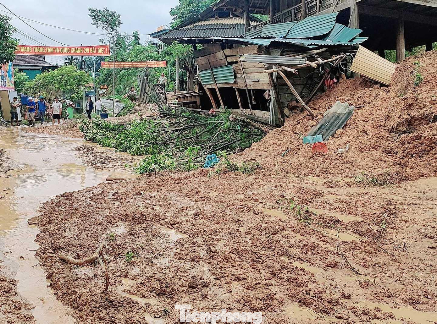 Xã Bảo Nam là địa phương chịu ảnh hưởng nặng nề nhất trong đợt mưa lũ vừa qua tại huyện biên giới Kỳ Sơn, Nghệ An. Thống kê ban đầu, 26 hộ dân bị thiệt hại về nhà cửa, gần 100 ao cá, gia súc trôi theo dòng nước. Mưa lớn dài ngày kéo theo lũ khiến nhiều tuyến đường ách tắc do sạt lở đất đá, lắm bản làng bị cô lập.